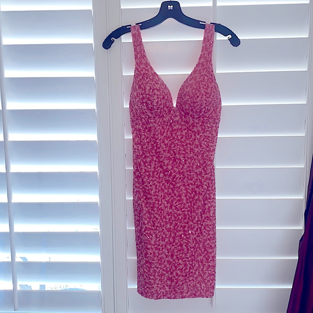 Cocktail dress in pink sequins.